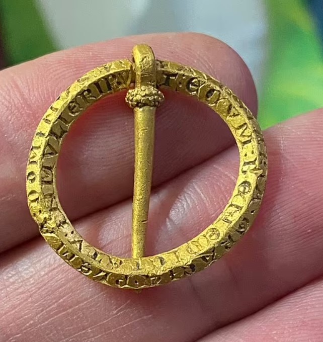 Detektorista našel velmi vzácnou středověkou zlatou brož – modlitební amulet